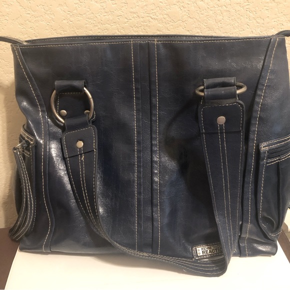 Kenneth Cole Reaction Handbags - EUC Kenneth Cole Reaction Leather Purse